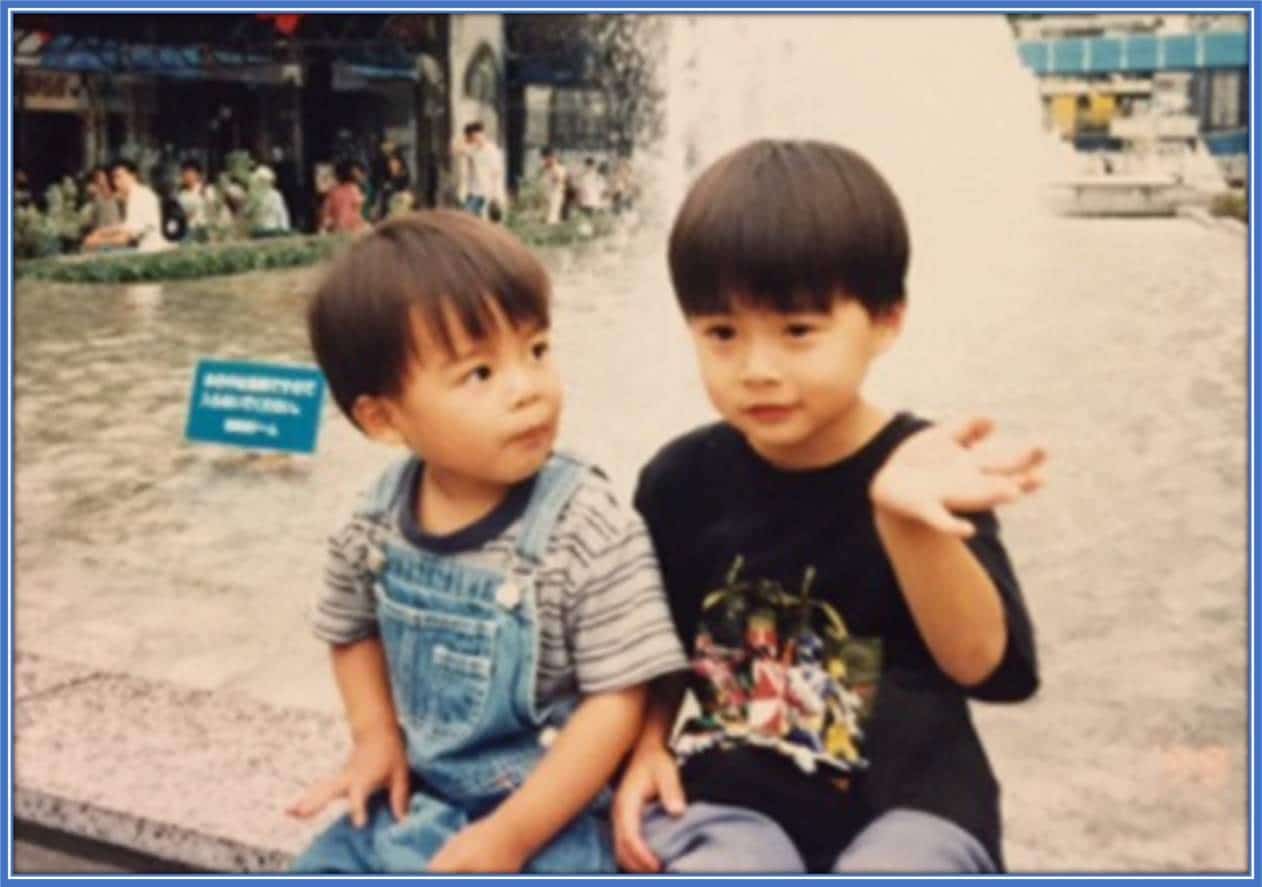 In this photo, the boy on the left (the smallest) is Kaoru Mitoma.