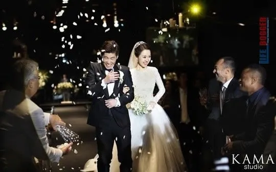 Park Ji Sung's Wife's wedding with wife.