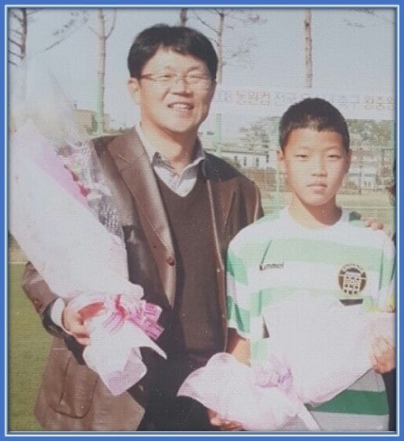 Behold a rare photo of the athlete and his father, Hwang Won-kyung.