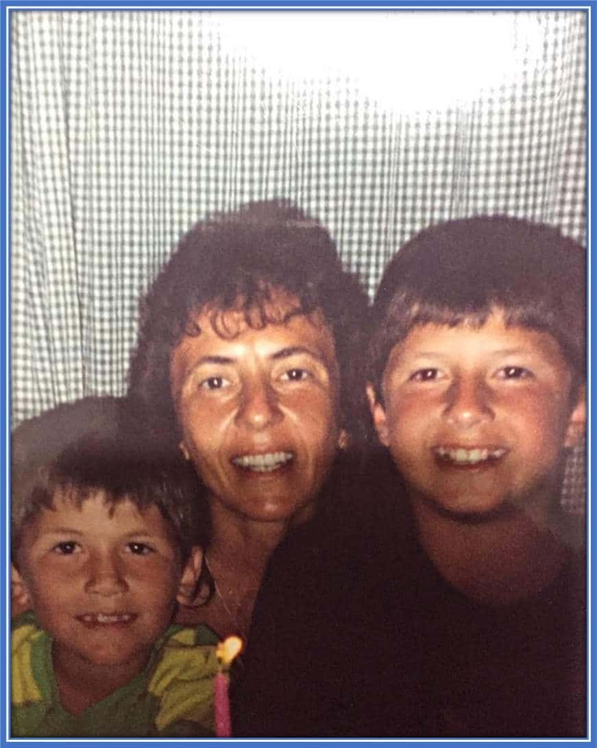 Guido Rodríguez's Mum is pictured alongside her sons - Emi (Left) and Guido (Right).