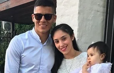 Eugenia Lusardo and Marcos Rojo, with their daughter.