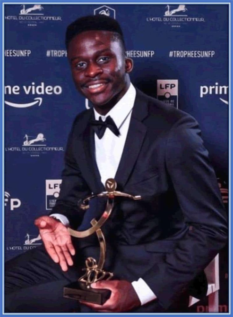 Bamba Dieng with his trophy for the most beautiful goal of the season!