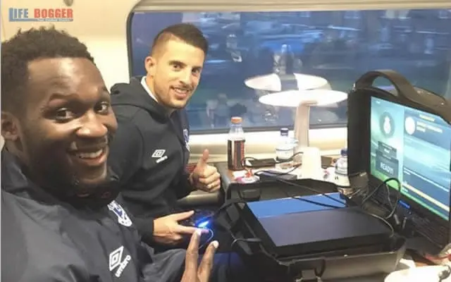 Lukaku loves playing Playstation (even inside the train). Have you noticed his favourite team is Real Madrid?
