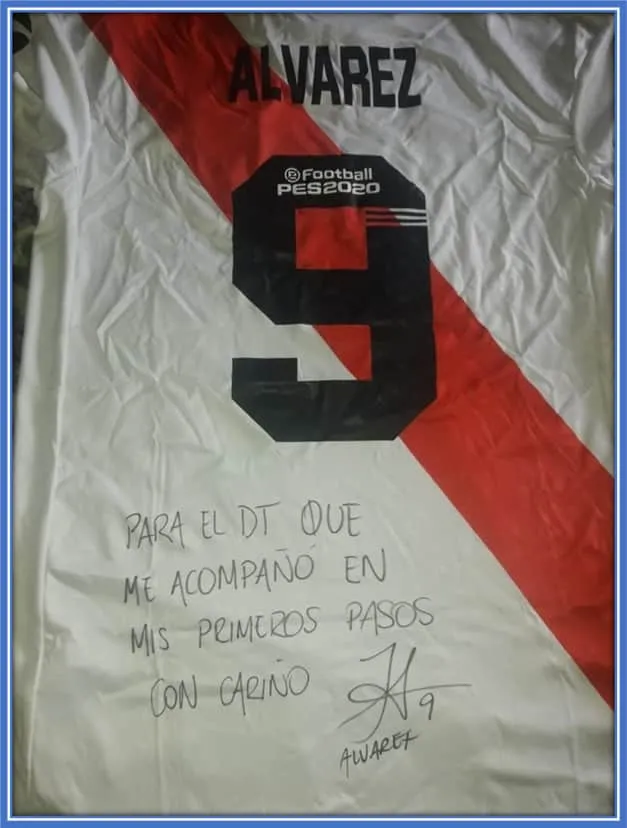 This is the shirt gifted to Rafael Varas before the arrival of the car gift.