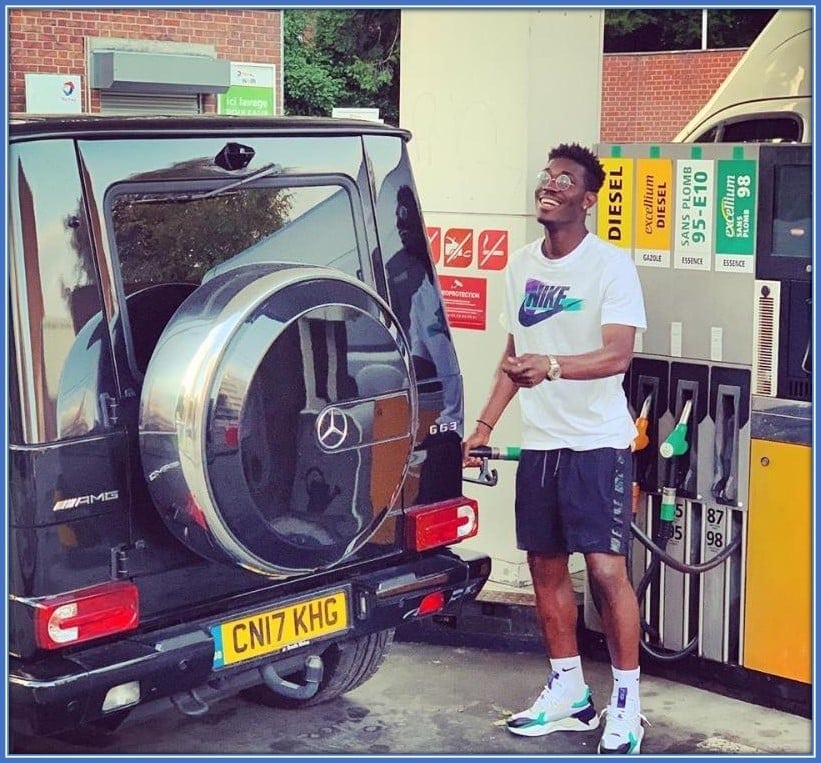 Some would say that he ( who likes to enjoy life both on and off the pitch) was on this day fueling his success. A rare image of Yves Bissouma all smiles as he refuels his Mercedes.