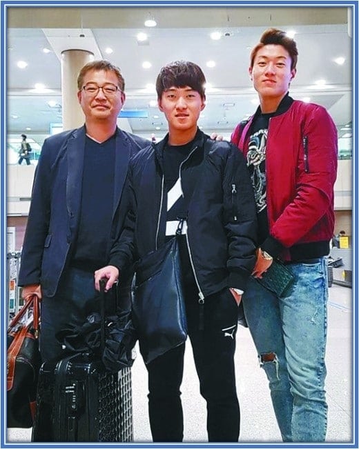 A rare photo of Ui-jo with his father, Hwang Dong-ju, (Left) and Hwang Ui-cheol (middle).