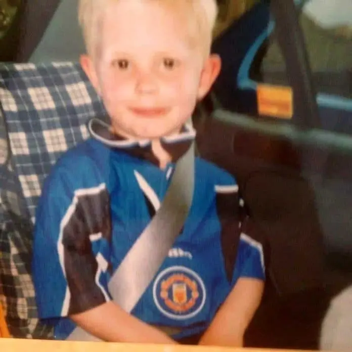 We start by presenting you one of the earliest of Dean Henderson's childhood photos.