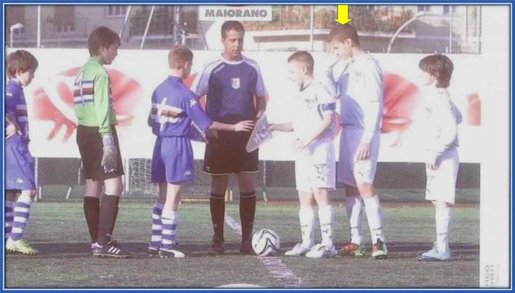 Here, Davide Frattesi shakes the hands of another small opponent. Behind him is a giant Gianluca Scamacca, his best friend, teammate and housemate.
