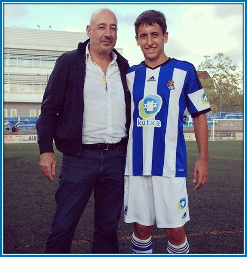 Mikel Oyarzabal takes a photograph with his Dad (Ernesto). A man who has always guided him.