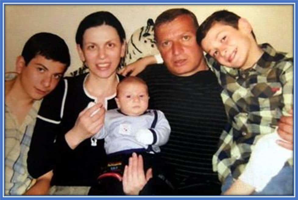 Here is the photo of Khvicha Kvaratskhelia’s close-knitted family. 