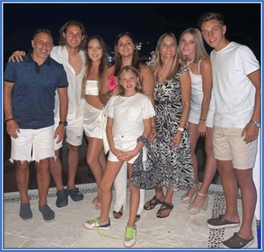 A picture of Santiago Gimenez with members of his family.