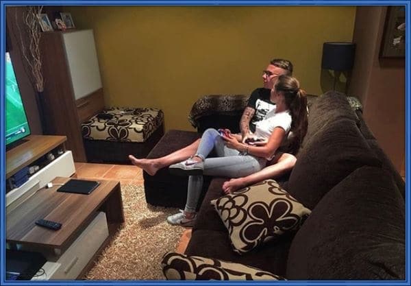 Rocio Galinda is pictured playing FIFA with her husband. Isn't that beautiful?