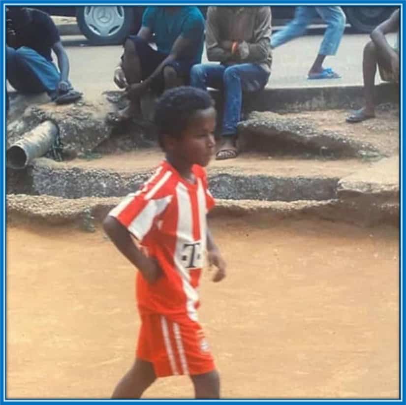 A rare childhood photo of Karim Adeyemi. He is spotted playing street football in the city of Ibadan, Nigeria.