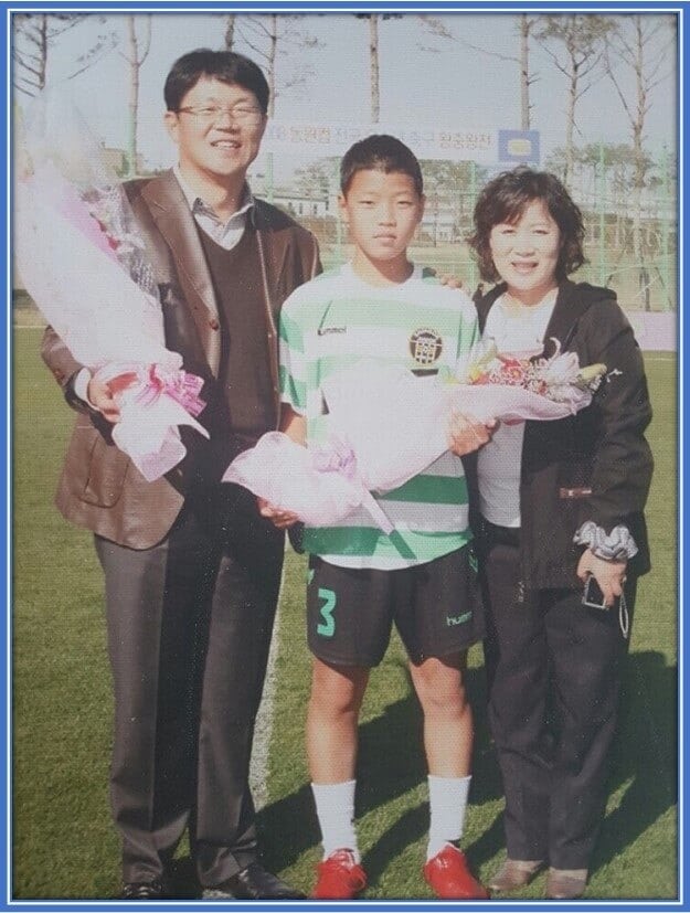 A rare image of Hwang Hee-chan and his father, Hwang Won-kyung as well as his Mother, Song Young-mi.