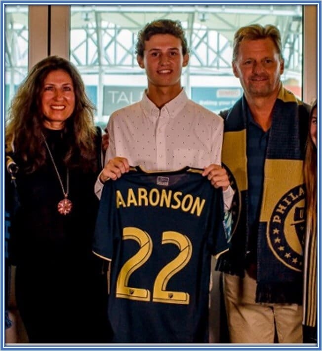 Meet Aaronson's mother, Janell Aaronson, and father, Rusty Aaronson. Indeed, they've got a beautiful smile.