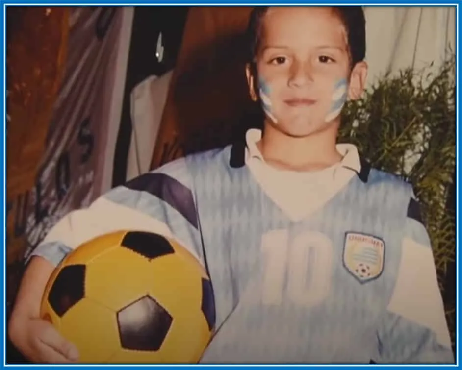 Young Rodrigo, always with this soccer ball. The boy saw his future as a child. He always wore Uruguay's jersey, a sign that he would, one day, be a midfielder for the South American country.