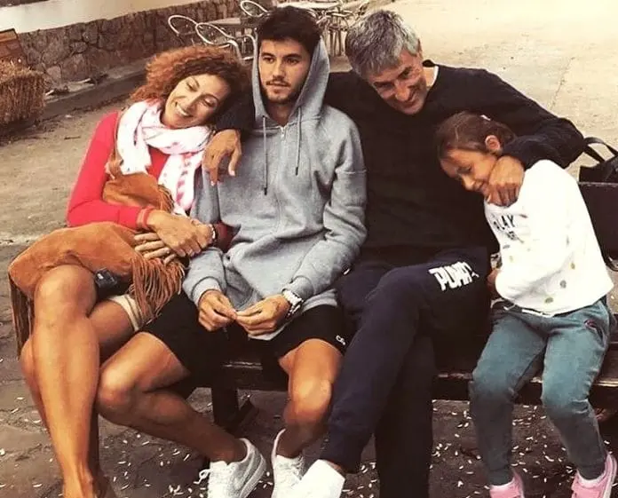 This Quique Setien Family photo proves he is a loving dad.