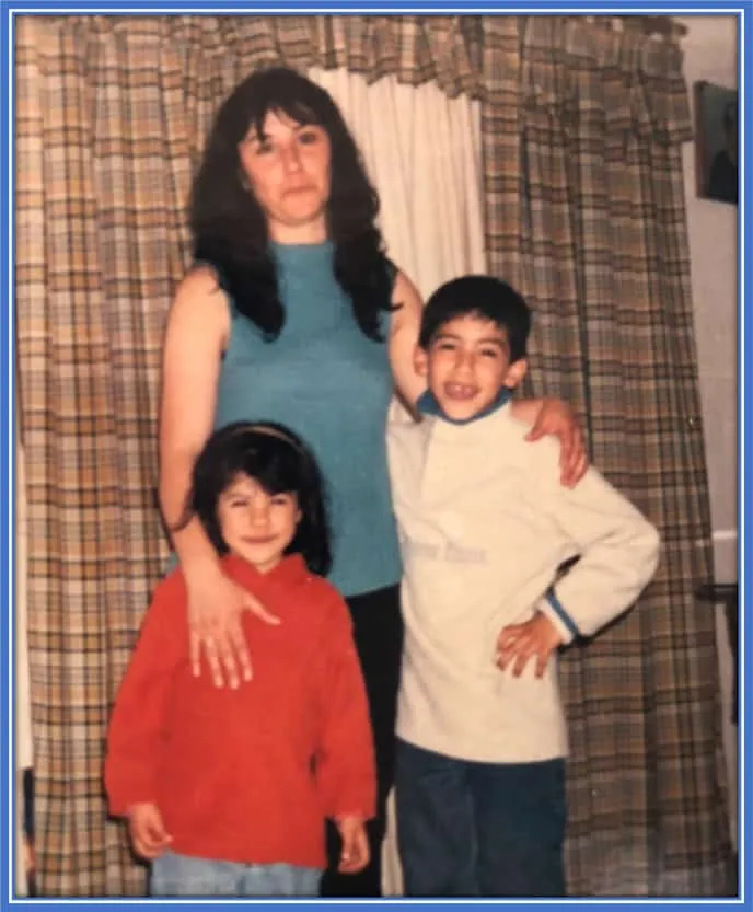 This is Rodrigo Bentancur's Wife (Melany La Banca) in her Childhood. She is pictured alongside her Mum (Marcela Rimatori) and Older Brother (Matias la Banca).