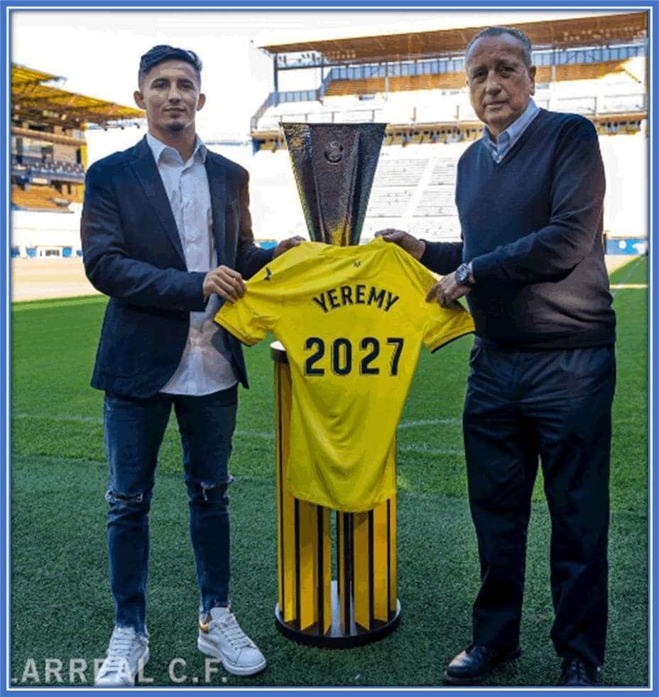 In July 2021, his contract with Villareal got renewed in the club until 2027.