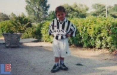 This is Marco Verratti, as a child. Have you noticed he was a fan of the Old Lady?