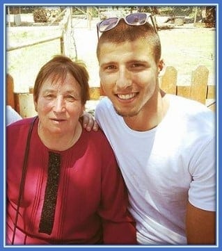 Meet Ruben Dias Mother. Now we know where he got his looks from.