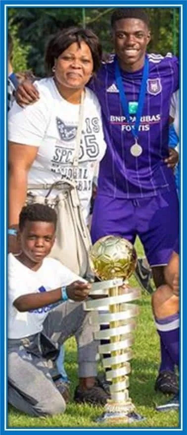 The Defensive Midfielder celebrates an Anderlecht victory with the pillars of my life.