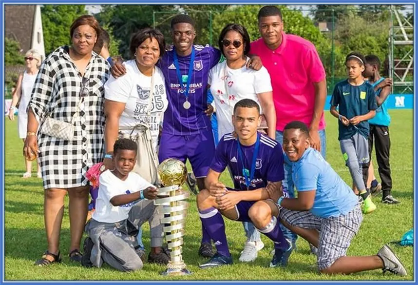 Behold Romeo Lavia's Family - the roots that hold him firm and wings that let him fly. Here, he celebrates an Anderlecht victory with them, persons who have supported him the most in his football journey. Photo: Instagram/lavizzy6.