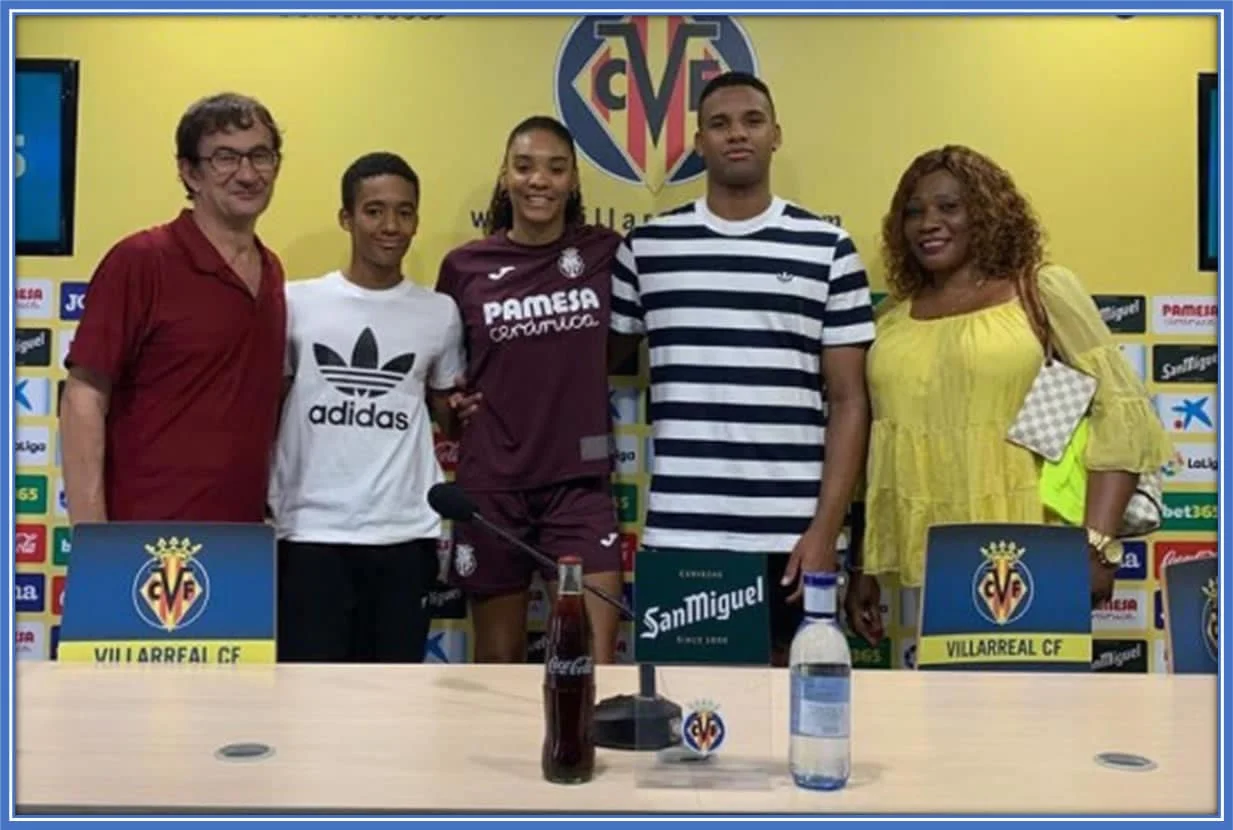 The Paralluelo family consists of five members arranged from left to right in the following order: Menchu, Lorenzo, Salma, Jose Jaime, and Diosdada. Image: twitter.com.