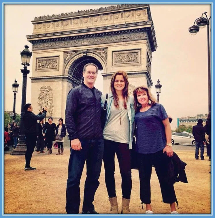 Meet the clinical finisher's parents. Her father's name is Mark Horan, and her Mum is Linda Horan. Source: Instagram@Lindseyhoran10