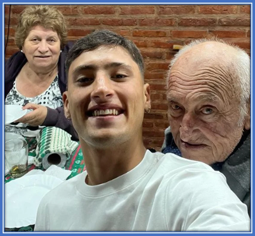 A photo of Alejo Veliz with his maternal grandparents (Cata and Heraldo).