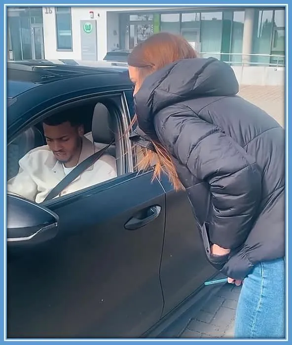 Felix indulges a fan as he signs an autograph. Source: Instagram/Favouritenmecha