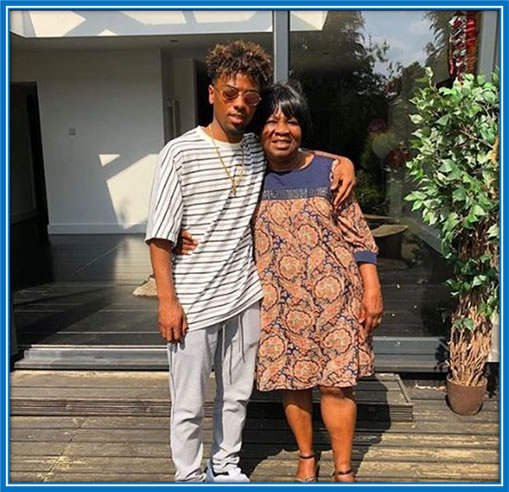 Here is Angel Gomes in a Loving Embrace with his mom. Photo Credit: Veja Sp