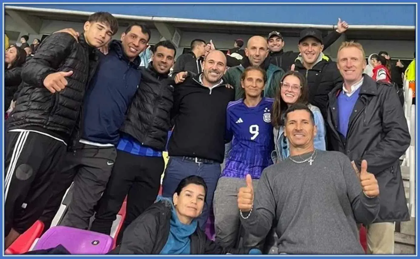 Veliz's family with Belloso (Central president) and Lussenhoff (manager).