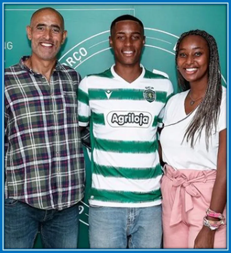 A happy photo of Youssef Chermiti with his father and mother.