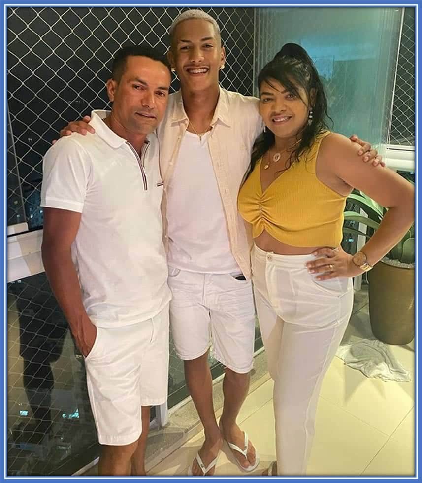 Elismar Damaceno with his celebrity son and wife.