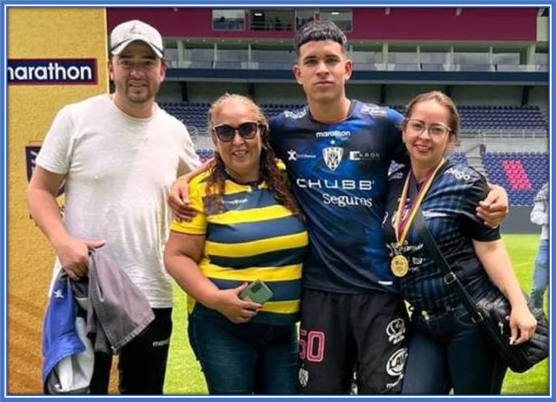 This photo explains Kendry Paez with his strong family support: Pictured alongside his mother Jessicca, grandmother, and uncle after an Independiente del Valle match.