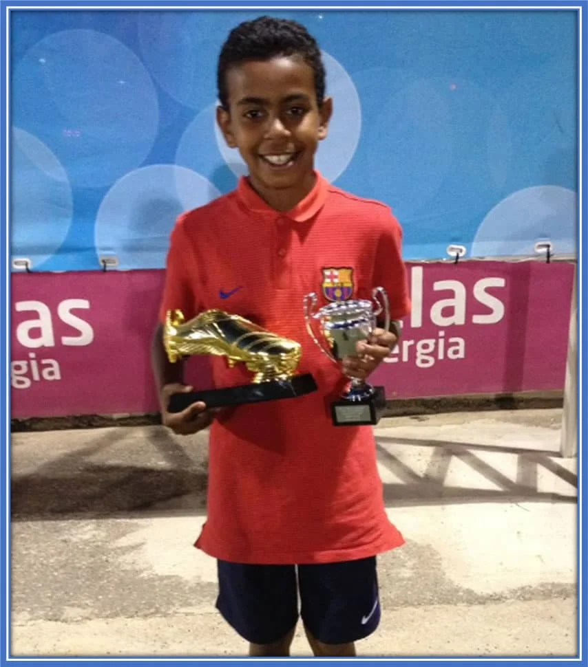 Young Lamine Yamal gleefully displays his trophies with a bright smile. Image source: Instagram/hustle_hard_304.