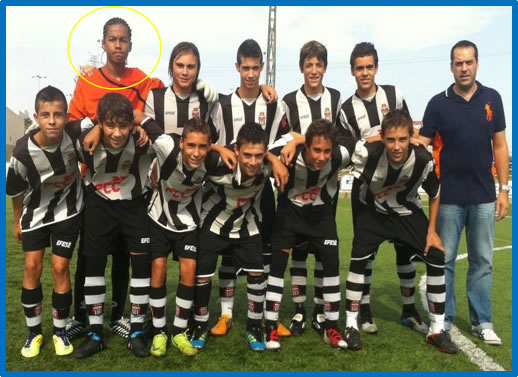 The growth in the young Sanchez as he poses with Cartagena team. Image: SportCartegena.