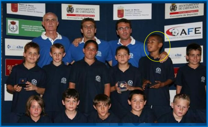 Look at Little Robert in the midst of School coaches and teammates. Image: Relevo.