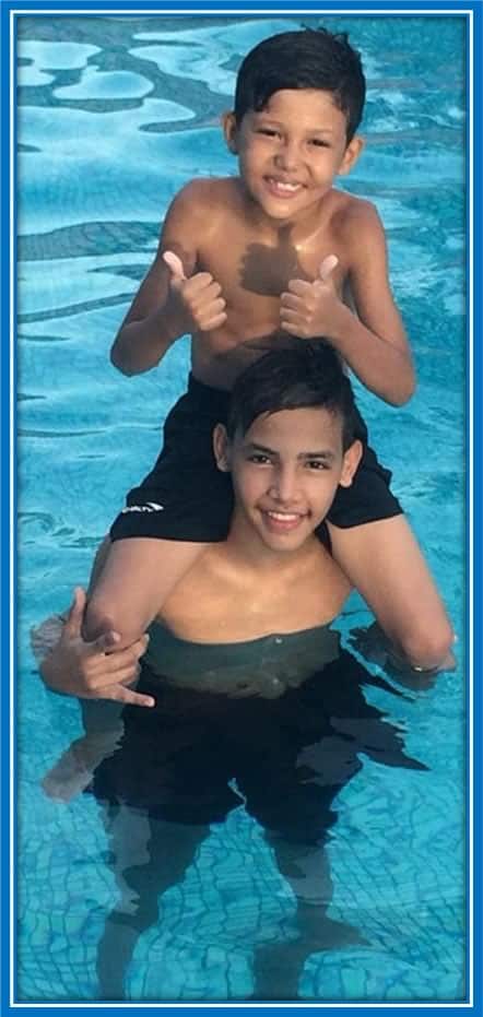 Deivid Washington and his sister, Ana Júlia, enjoying their shared passion by the pool, a symbol of their enduring bond and cherished childhood moments.