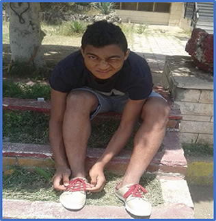 Here is the footballer tying his shoe lace as he prepares to join the street sport. Source: Emaratalyoum