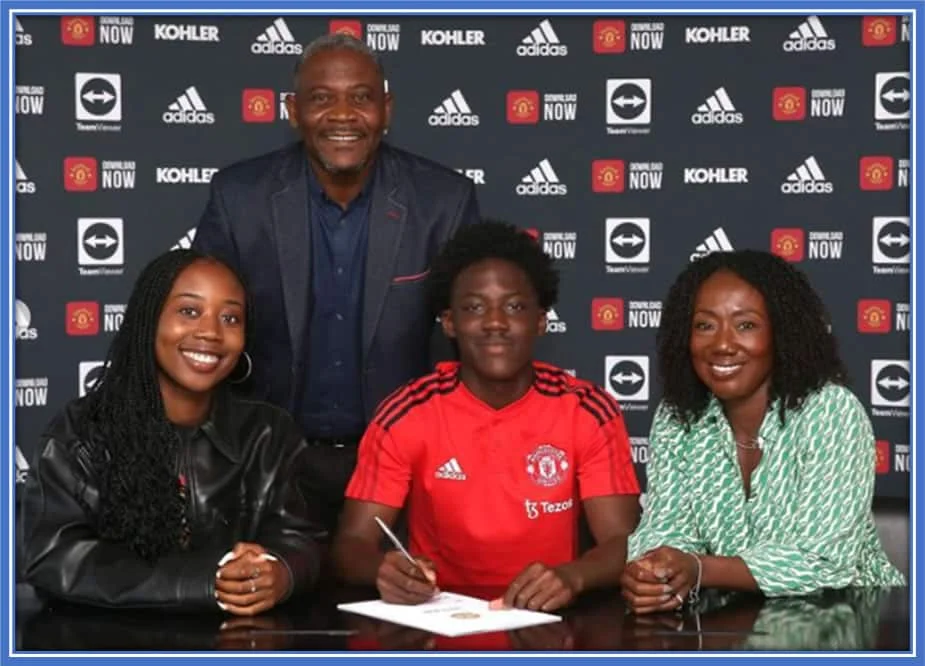 Kobbie Mainoo, Manchester's Rising Star, Signs His First Professional Contract Surrounded by His Two Sisters and Parents. Source: Instagram/@Kobbie.