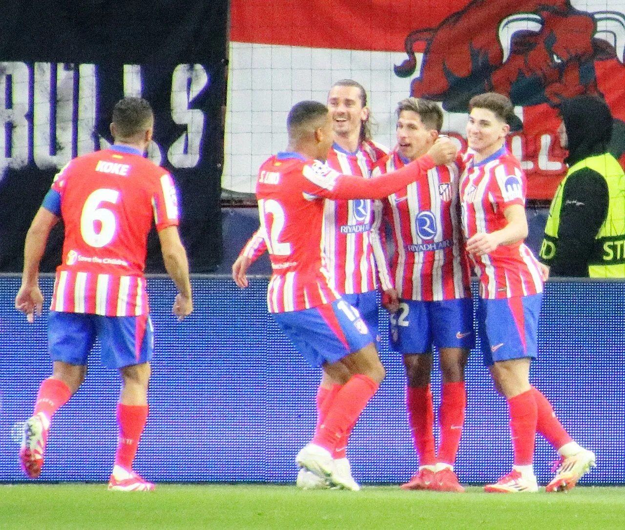 Pemain sepak bola Atletico Madrid di lapangan latihan Majadahonda dalam momen refleksi