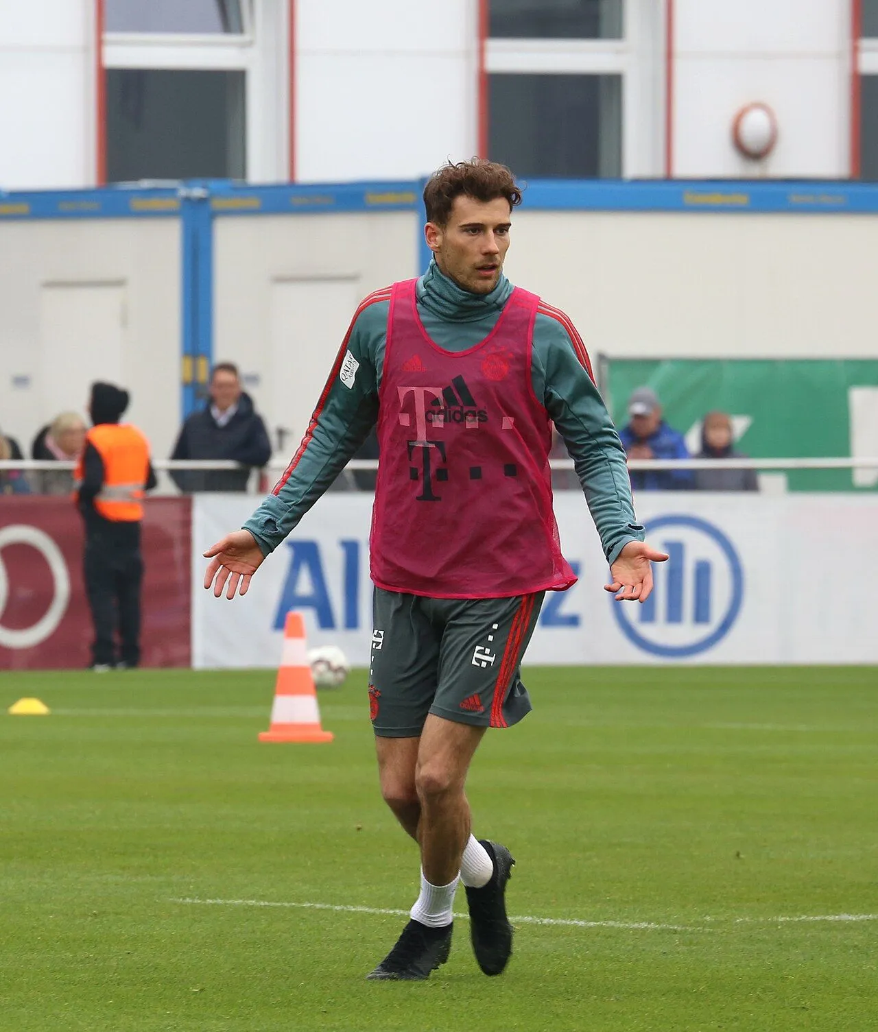 لاعب وسط ألماني يجري بقوة في مباراة بالدوري الإنجليزي