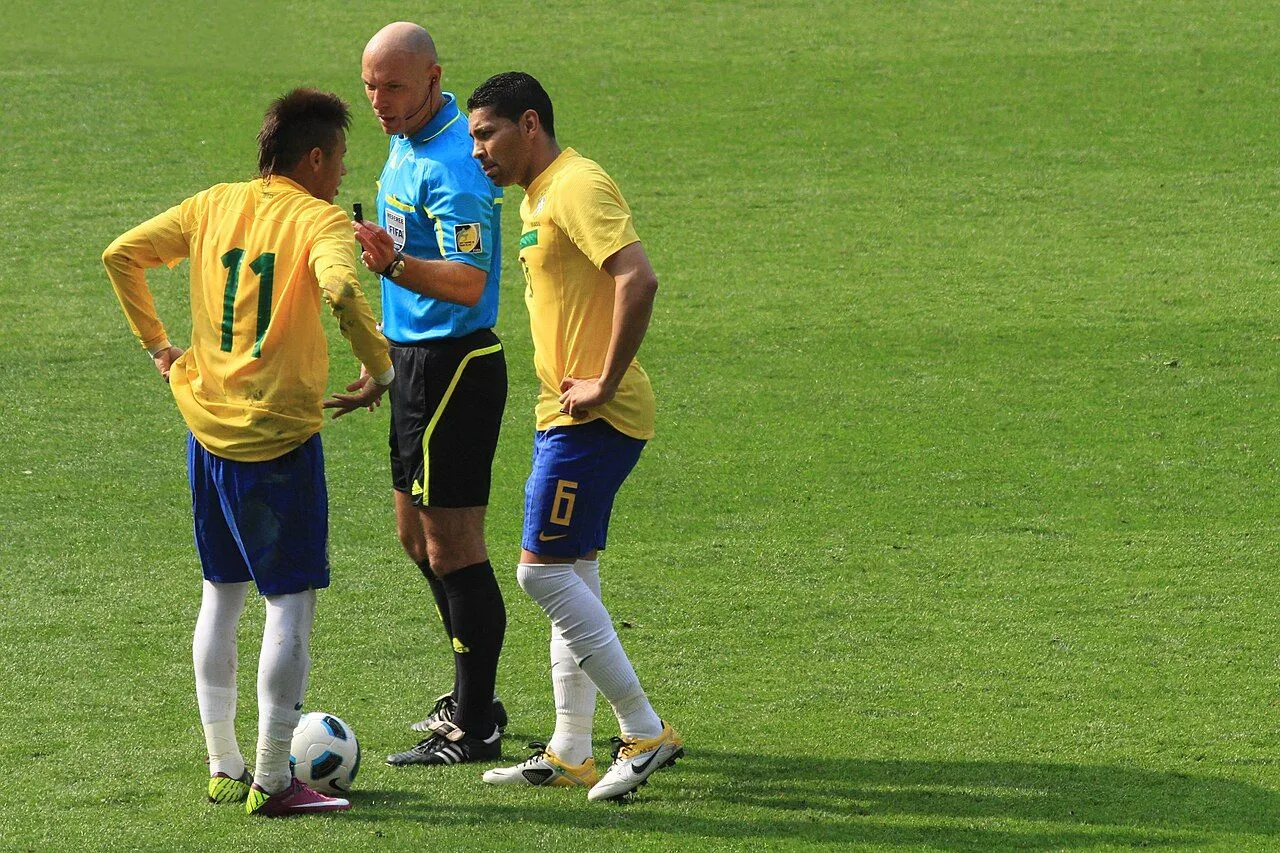 Jogador do Santos FC em a&ccedil;&atilde;o durante partida no Campeonato Brasileiro 2026