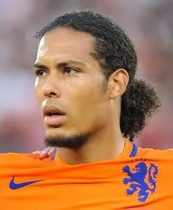 Virgil van Dijk Laat Toekomst bij Oranje Afhangen van Gesprek met Nieuwe Bondscoach Xavi