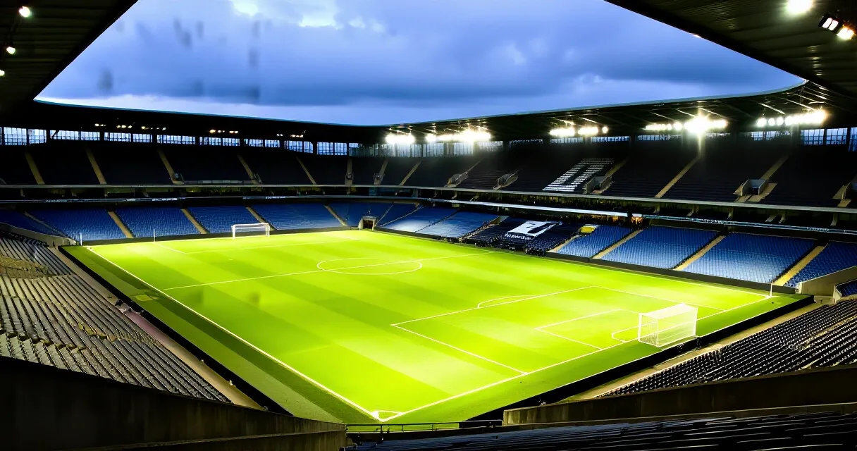 Medische hulpverleners op een voetbalveld bij een medisch noodgeval tijdens een wedstrijd