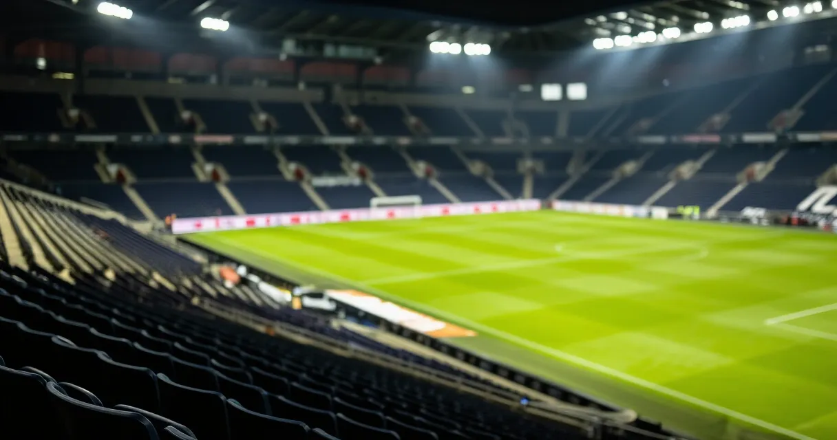 Centravanti esulta dopo un gol in uno stadio illuminato di notte