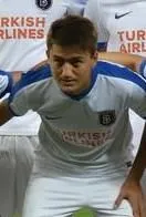 Cengiz &Uuml;nder futbol topuyla hareketli bir stadyum sahnesinde