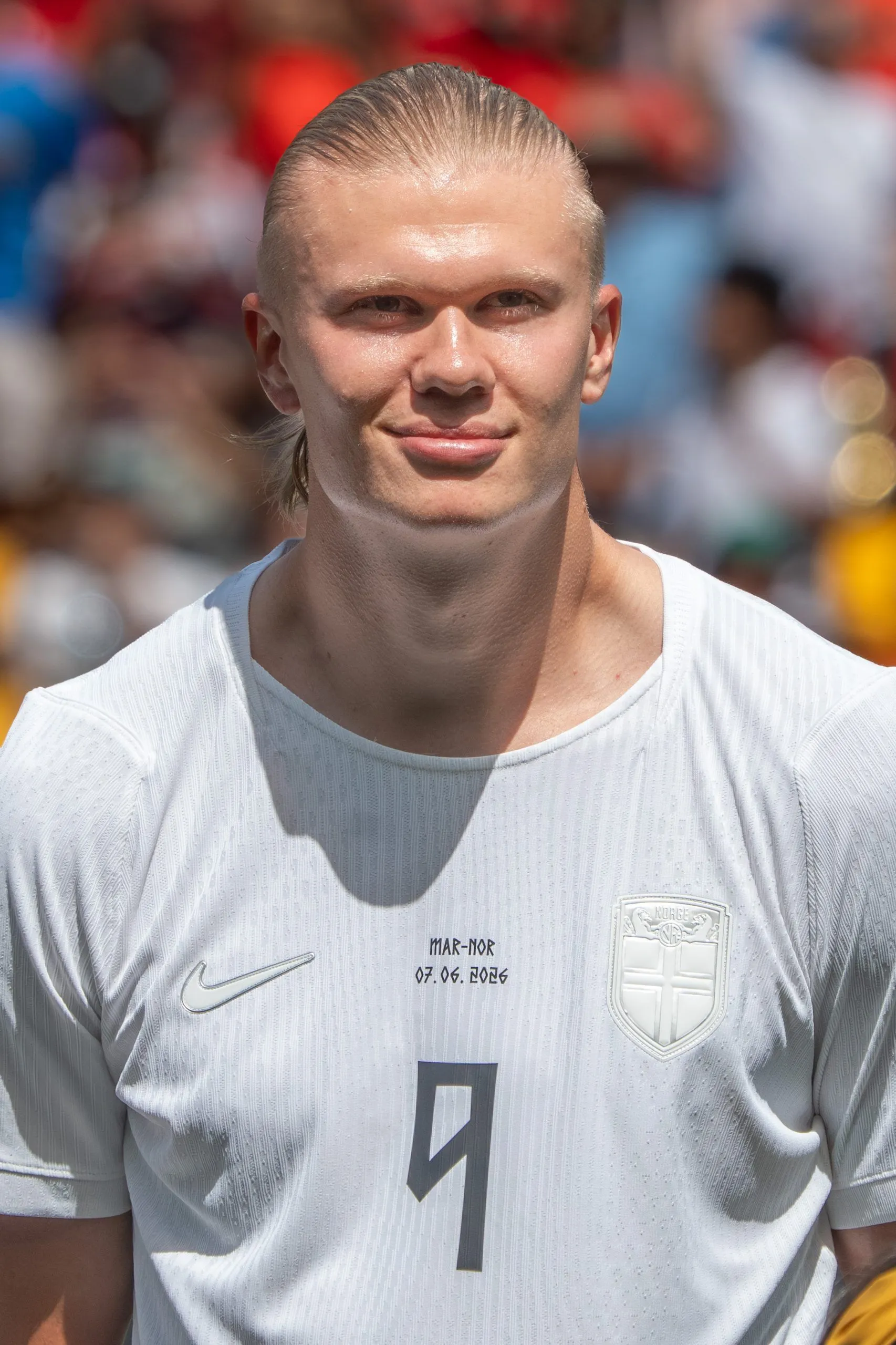 Erling Haaland rakar av sig sitt ikoniska hår inför Premier League-premiären